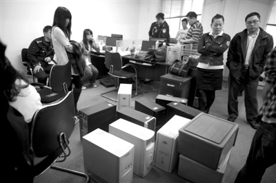 Police in Beijing took down some companies that illegally traded individuals' personal data on Aprl 20, 2012. The computers there all contained a massive amount of private information.