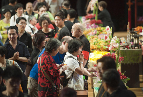 People worship a skull sarira, a relic of Sakyamuni Buddha, displayed in Hong Kong Coliseum during the Third World Buddhist Forum, April 26, 2012. [Photo/Xinhua]