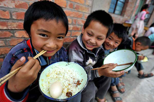 Students have launch in a primary school in Enle township, Yunnan province, April 25, 2012. [Photo/Asianewsphoto] 