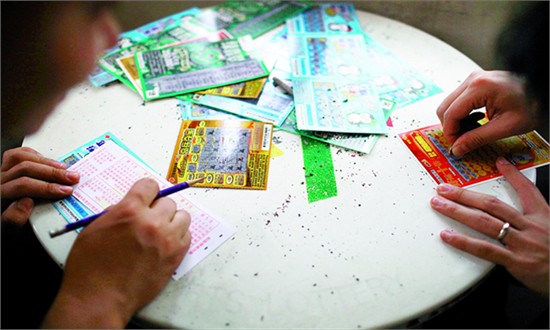 People buy tickets at a lottery center Wednesday in Wangjing, Chaoyang district. [Photo: Guo Yingguang/GT] 