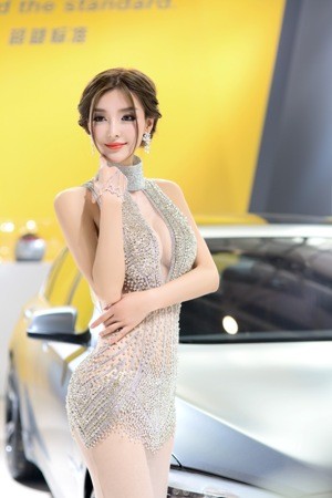 Li Yingzhi strikes a pose in her diamond-studded dress estimated to be worth 100 million yuan. [Photo: Courtesy of Li Yingzhi]