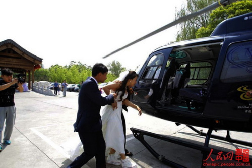 A black helicopter is waiting for the bride near the East Fourth Ring Road on May 6.[chinapic.people.com.cn]