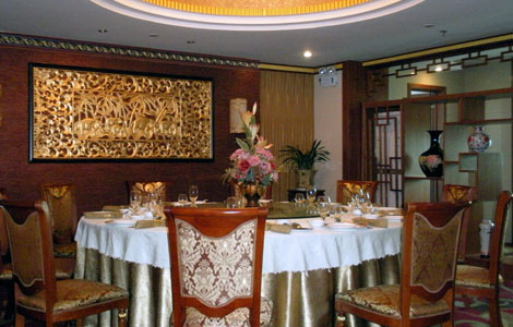This high-end restaurant in downtown Shanwei, Guangdong Province is one where local tobacco authority officials frequently visited and used public funds to eat and drink. Chen Wenzhu, head of the Shanwei city branch of the tobacco monopoly bureau, was rem