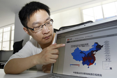 Wu Heng, a graduate student at Fudan University, shows a website on food safety. [Photo: Yong Kai / China Daily]