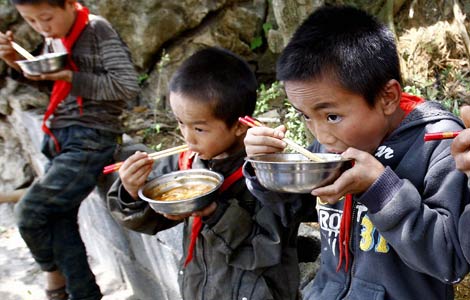 Students have free lunch in Xinglong Primary School in Bijie, Southwest Chinas Guizhou Province, in April. [Photo: Zhu Xingxin / China Daily]
