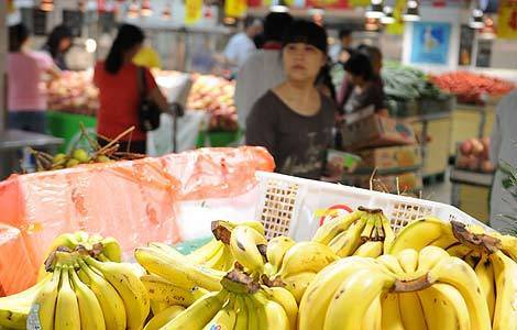Philippine bananas on display on a supermarket shelf in Changsha, Hunan Province, on Thursday. [Photo: Yang Huafeng / China News Service]