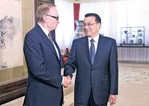 Vice-Premier Li Keqiang (R) meets Australian Foreign Minister Bob Carr in Beijing on Tuesday. Carr said he was keen to develop closer cooperation with China, a major trading partner of Australia. [Feng Yongbin / China Daily] 