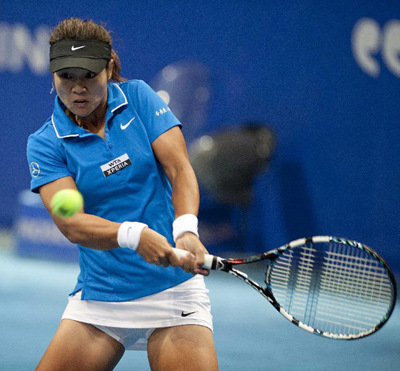 Li Na from China returns the ball during a Madrid Open tennis tournament match against Silvia Soler-Espinosa from Spain, in Madrid, Monday, May 7, 2012. Li Na won 2-0. (Xinhua/Xie Haining)
