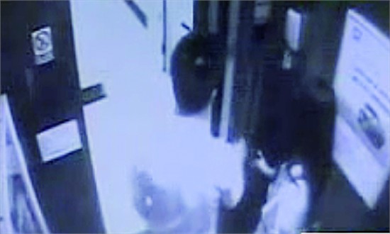 Cameras in elevators capture Li following his victims in the elevator and attacking them. [Photos: youku.com]