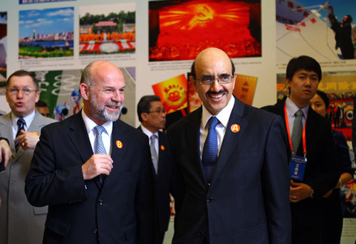 Masood Khan (first right), the Pakistani ambassador to China, and Carlo Krieger, Luxembourg's ambassador, visit an exhibition of the Publicity Department of the CPC Central Committee on Thursday. [China Daily]