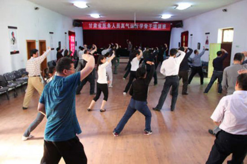 Medical workers are trained with martial arts technique in Gansu province. [Photo from Gansu provincial health bureau website]