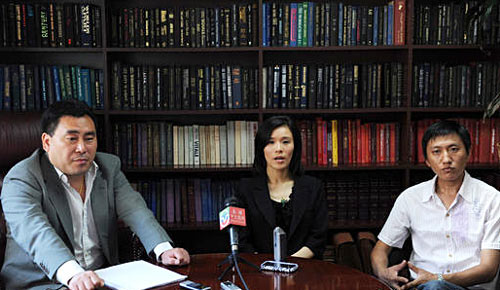 Paralyzed Chinese gymnast Sang Lan (C) attends a news conference with her lawyer Hai Ming (L) and agent Haung Jian (R) in New York, July 11, 2011. [Photo/titan24.com]