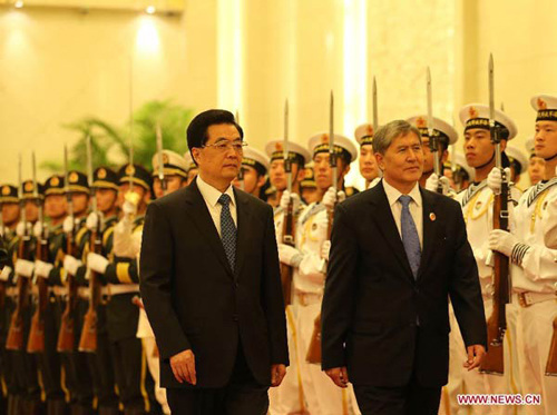 Chinese President Hu Jintao (L, front) and his Kyrgyz counterpart Almazbek Atambayev inspect the guard of honor during a welcoming ceremony for Atambayev at the Great Hall of the People in Beijing, capital of China, June 5, 2012. (Xinhua)