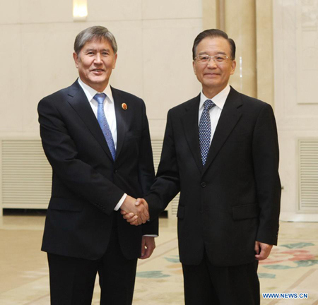 Chinese Premier Wen Jiabao (R) meets with Kyrgyz President Almazbek Atambayev at the Great Hall of the People in Beijing, capital of China, June 5, 2012. (Xinhua/Liu Weibing)