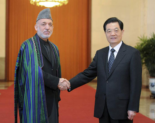 Chinese President Hu Jintao (R) shakes hands with his Afghan counterpart Hamid Karzai during a welcoming ceremony at the Great Hall of the People in Beijing, capital of China, June 8, 2012. Hamid Karzai was in Beijing for an official visit to China and attended the 12th Meeting of the Council of Heads of Member States of the Shanghai Cooperation Organization (SCO). (Xinhua/Xie Huanchi)