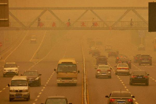 Vehicles move in fog in Wuhan, capital of central China's Hubei Province, June 11, 2012. Wuhan was hit by a foggy weather on Monday. (Xinhua/Xiao Yijiu)