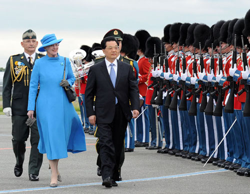 Chinese President Hu Jintao (R, front) attends a welcoming ceremony held by Denmark's Queen Margrethe II (L, front) upon his arrival in Copenhagen, Denmark, June 14, 2012. Hu Jintao arrived here on Thursday for a state visit to Denmark. [Photo/Xinhua] 