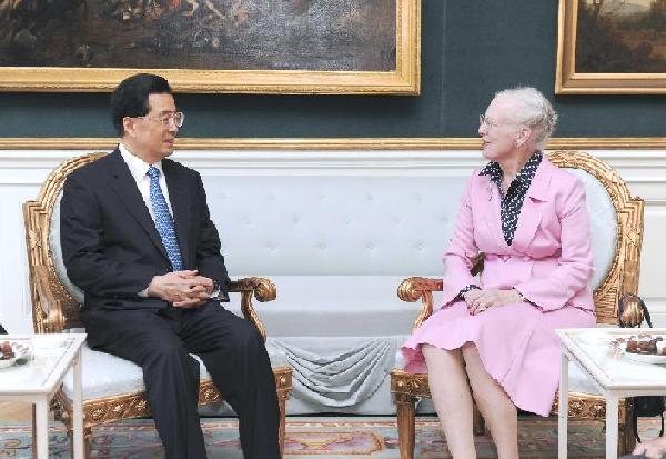 Chinese President Hu Jintao (L) meets with Danish Queen Margrethe II in Copenhagen, capital of Denmark, June 15, 2012. 