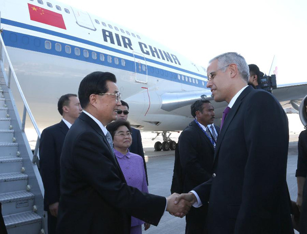 Chinese President Hu Jintao (L) and his wife Liu Yongqing are welcomed by a Mexican senior official at the airport of Los Cabos, Mexico, June 16, 2012. Hu Jintao arrived in Los Cabos on Saturday for the seventh G20 summit. (Xinhua/Lan Hongguang)