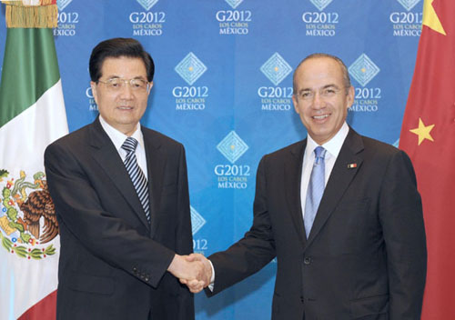 Chinese President Hu Jintao meets with his Mexican counterpart Felipe Calderon in Los Cabos on June 17, 2012. [Photo/Xinhua]