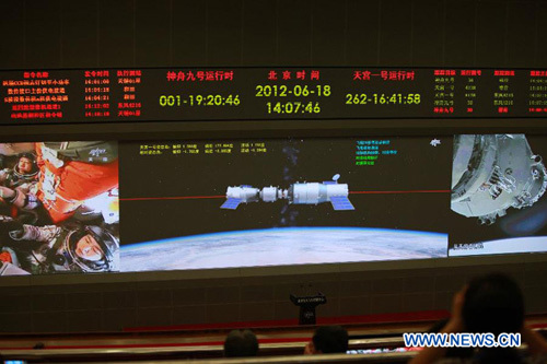 Photo taken on June 18, 2012 shows the screen at the Beijing Aerospace Control Center showing Shenzhou-9 manned spacecraft conducting an automatic docking with the orbiting Tiangong-1 space lab module. (Xinhua/Wang Yongzhuo)
