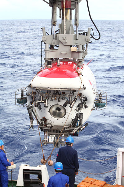China's deep sea submersible Jiaolong descended to a new depth of 6,965 meters in an 11-hour dive in the Mariana Trench on Tuesday. [Photo/ Xinhua]