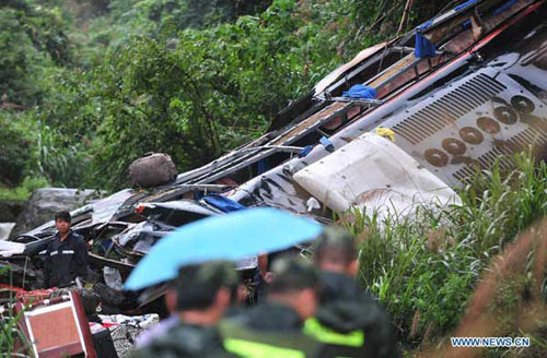 Wrecks of a long-distance bus are seen in the accident site after the bus plunged into a ravine from a viaduct in a section of an expressway in Xiapu County of Ningde City, southeast China's Fujian Province, June 20, 2012.(Xinhua/Wei Peiquan)