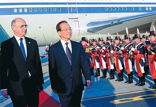 Premier Wen Jiabao reviews the guard of honor upon his arrival Buenos Aires on Saturday. Wen is in Argentina for a three-day visit to further strengthen bilateral ties and cooperation. [Photo/Xinhua]