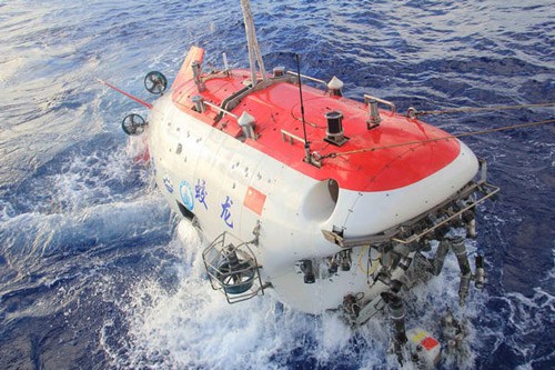 China's manned deep-sea submersible Jiaolong is lifted out of water after reaching 7,020 meters beneath the sea on June 24, 2012.[Photo/Xinhua] 