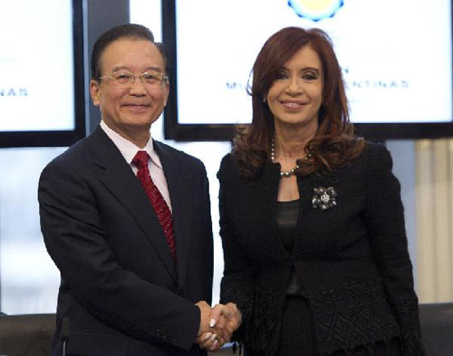Chinese Premier Wen Jiabao (L) shakes hands with Argentine President Christina Fernandez in Buenos Aires, capital of Argentina, June 25, 2012. (Xinhua/Li Xueren)