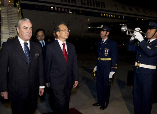 Chinese Premier Wen Jiabao (2nd L) arrives in Santiago on June 25, 2012 for an official visit to Chile. (Xinhua/Li Xueren)