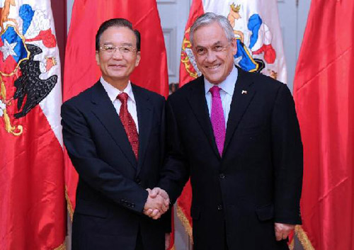 Chinese Premier Wen Jiabao (L) shakes hands with Chilean President Sebastian Pinera during a welcoming banquet in Santiago, capital of Chile, on June 26, 2012. (Xinhua/Zhang Duo)