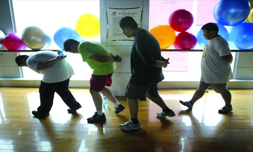 Nanjing teenagers who are currently struggling with their weight do exercise to improve the strength of their body and back. [Photo: CFP]