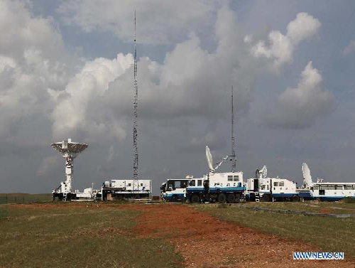 Crew members of the landing zone prepare for the return of the Shenzhou-9 manned spacecraft in Siziwang Banner, north China's Inner Mongolia Autonomous Region, June 28, 2012. (Xinhua/Wang Jianmin)