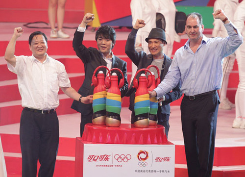 (From right to left) Robert Foye, Chief Marketing, Customer and Commercial Officer of Coca-Cola Greater China & Korea, Jacky Cheung, Lang Lang and Li Hang, Deputy Director General of Marketing Department of Chinese Olympic Committee, hail the birth of the Coca-Cola Olympic Cheering Song for Chinese Olympians. [Photo/chinadaily.com.cn]