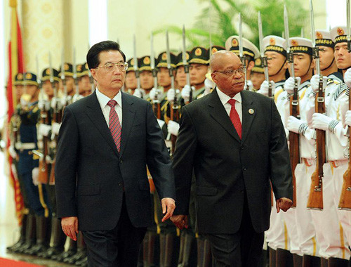 Chinese President Hu Jintao (L) and his South African counterpart Jacob Zuma review a guard of honor in Beijing, capital of China, July 18, 2012. [Xinhua]
