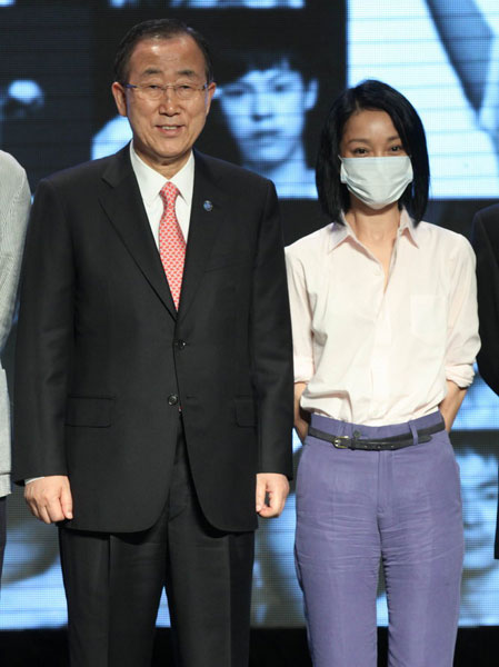 Chinese actress Zhou Xun poses with UN Secretary-General Ban Ki-moon as they promote the UN public-service film 2032: The Future We Want in Beijing on July 18, 2012. [Photo: yule.sohu.com]