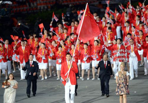 Basketball star Yi Jianlian leads Chinese delegation into the Olympic Stadium Friday night at the opening ceremony of the 30th Olympic Games on Friday, July 27, 2012. [Photo: sina.com]