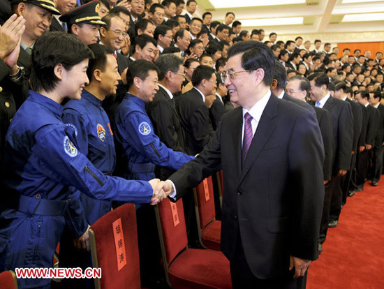 Chinese President Hu Jintao (R) and other top leaders meet with astronauts, space scientists and engineers of the manned space docking mission, at the Great Hall of the People in Beijing, capital of China, July 27, 2012. Shenzhou-9 spacecraft, with three astronauts aboard, returned from a 13-day mission on June 29, after the crew succeeded in manually docking the spacecraft with space lab module Tiangong-1, paving the way for possibly building a space station. [Photo: Xinhua]