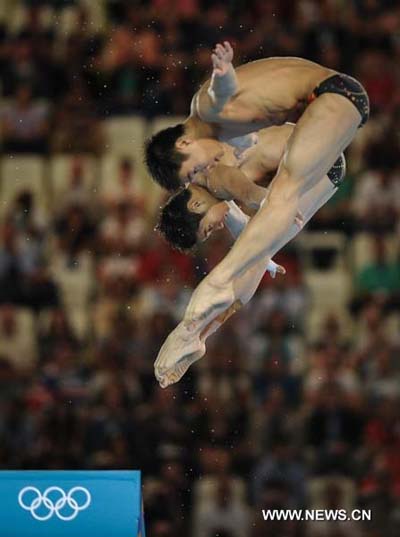 Cao Yuan (back)/Zhang Yanquan of China compete during men's synchronised 10m platform event at the London 2012 Olympic Games in London, Britain, July 30, 2012. [Xinhua]