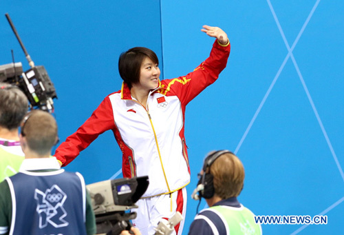 Jiao Liuyang of China waves to spectators at the awarding ceremony of women's 200m butterfly final of swimming at London 2012 Olympic Games in London, Britain, August 1, 2012.[Xinhua]