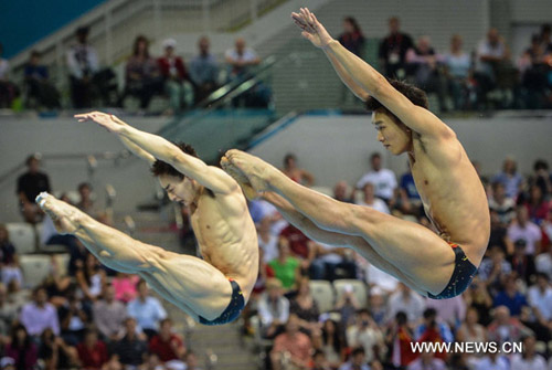 Qin Kai (back)/Luo Yutong of China compete during men's synchronised 3m springboard event at the London 2012 Olympic Games in London, Britain, Aug. 1, 2012. (Xinhua/Liu Dawei)