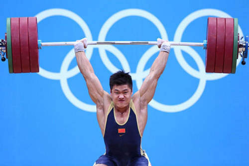 Lu Xiaojun performs at men's 77kg category weightlifting competition in London Olympics on August 1, 2012. [Photo / Xinhua]