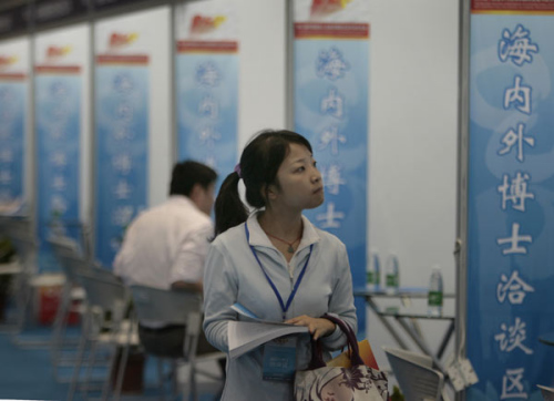 An overseas student looks around for job opportunities at a Nanjing job fair. With the intensely competitive job market, many returning students choose to start their own business.