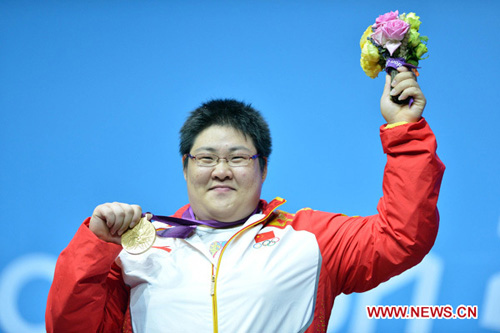 Zhou Lulu of China poses at awarding ceremony of women's +75kg weightlifting competition, at London 2012 Olympic Games in London, Britain, on August 5, 2012. Zhou Lulu claimed title in this event. (Xinhua/Liu Dawei)