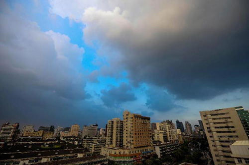 Clouds gather over the city as a warning of the coming typhoon in Hangzhou, capital of east China's Zhejiang Province, Aug. 6, 2012. [Xinhua]