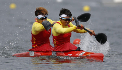 China's Zhou Yu and Wu Yanan competes in the women's kayak double (K2) 500m semifinal at the Eton Dorney during the London 2012 Olympic Games, Aug 7, 2012. 