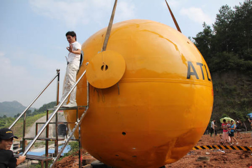 A worker confirms Yang is OK after checking Noah's Ark before the performance test in Yiwu county, East China's Zhejiang province, Aug 6, 2012.