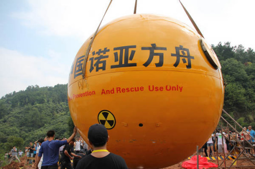 Workers check Noah's Ark created by Yang Zongfu before the performance test in Yiwu county, East China's Zhejiang province, Aug 6, 2012.