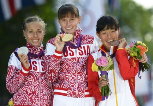 Russia's Elena Lashmanova (C) wears her gold medal as Russia's Olga Kaniskina (L) her silver and China's Choeyang Kyi her bronze during the women's 20km race walk victory ceremony at the London 2012 Olympic Games at The Mall August 11, 2012. [Photo/Agencies]